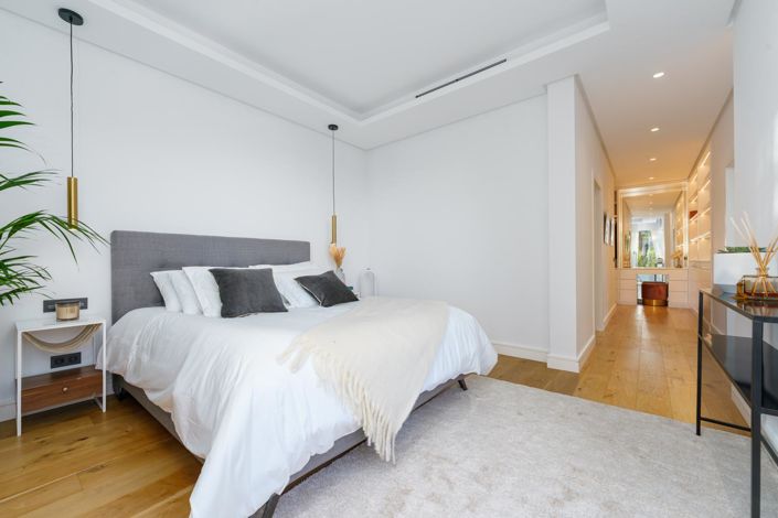 Image No.30-6 Bed Property for sale