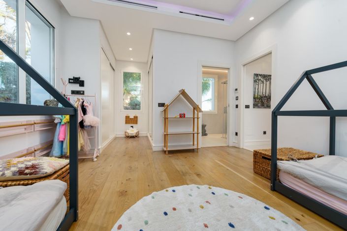 Image No.35-6 Bed Property for sale