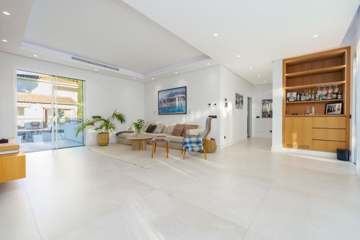 Image No.42-6 Bed Property for sale