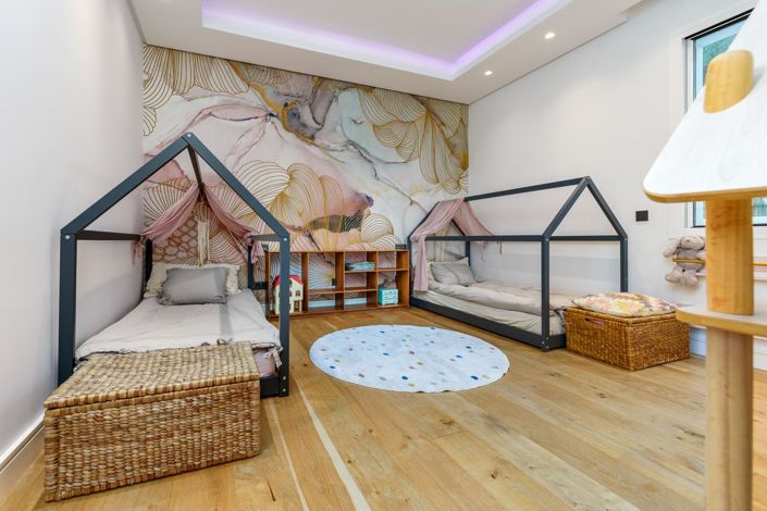 Image No.51-6 Bed Property for sale