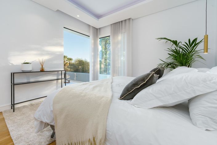 Image No.52-6 Bed Property for sale