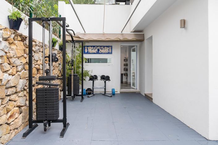 Image No.8-6 Bed Property for sale