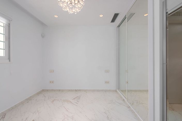 Image No.21-3 Bed Property for sale