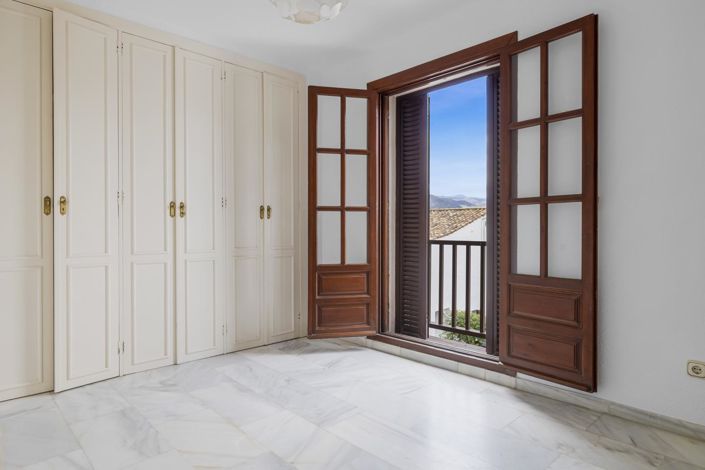 Image No.8-2 Bed Property for sale