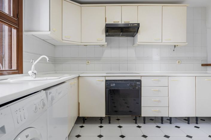 Image No.9-2 Bed Property for sale