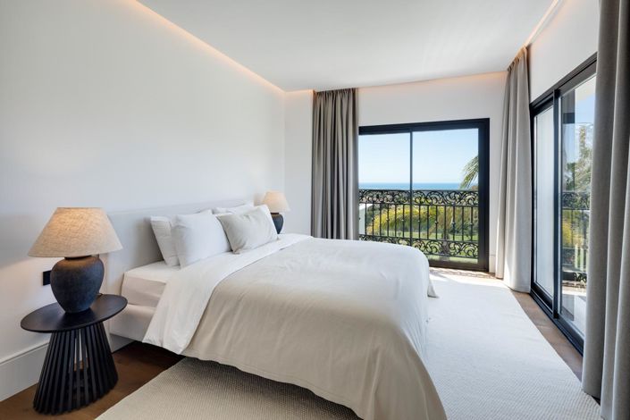 Image No.20-5 Bed Property for sale