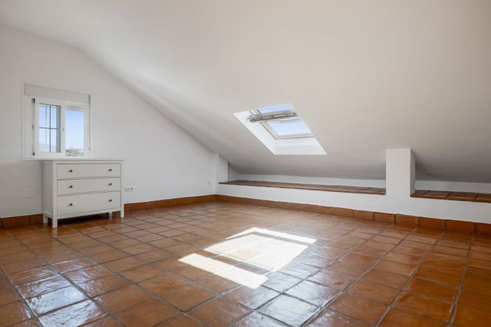 Image No.34-4 Bed Property for sale