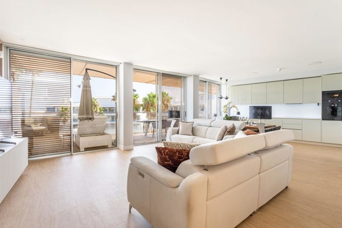 Image No.16-4 Bed Property for sale