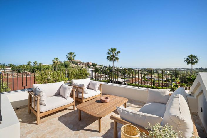 Image No.28-4 Bed Property for sale