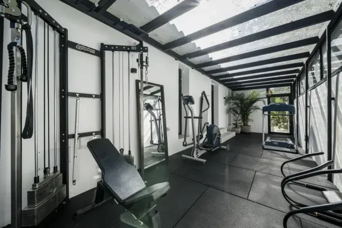 Image No.17-6 Bed Property for sale