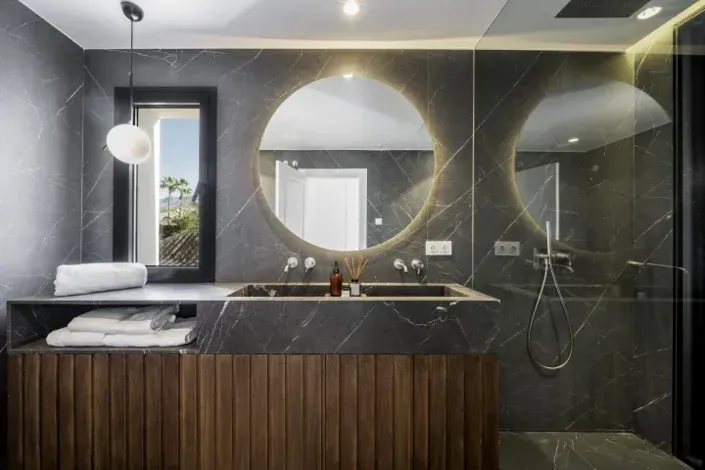 Image No.18-6 Bed Property for sale