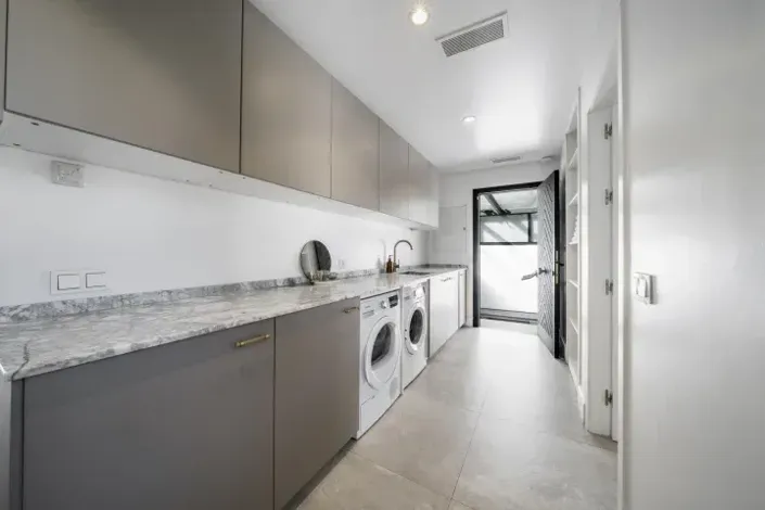 Image No.24-6 Bed Property for sale