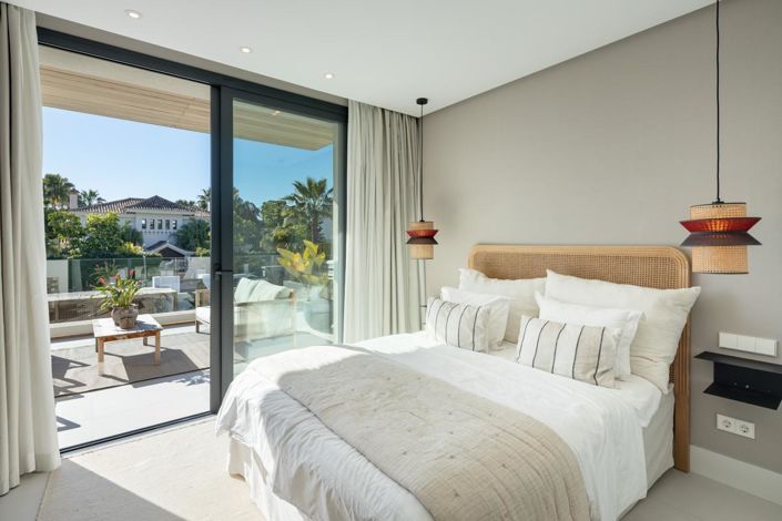 Image No.30-5 Bed Property for sale