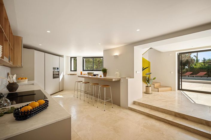 Image No.14-4 Bed Property for sale