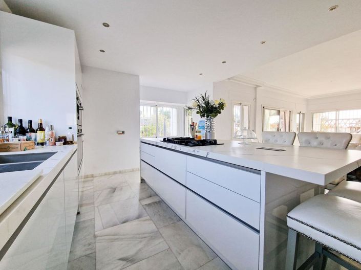 Image No.15-6 Bed Property for sale