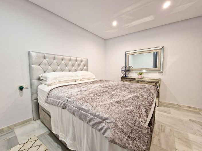 Image No.17-6 Bed Property for sale