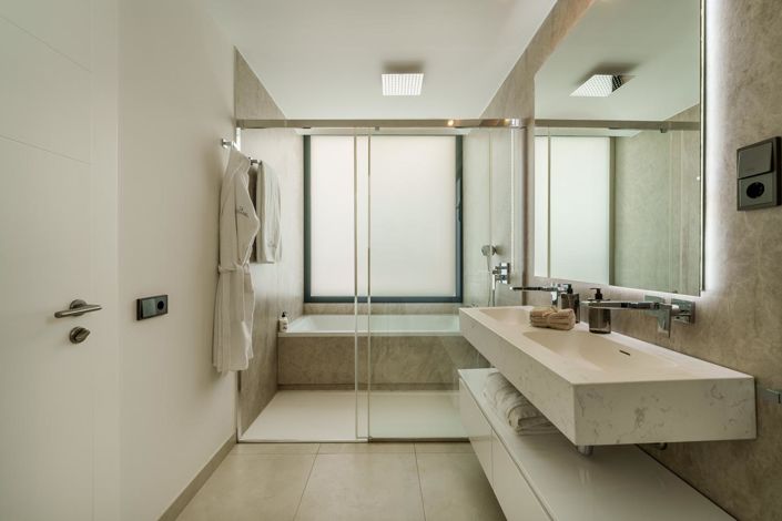 Image No.24-5 Bed Property for sale