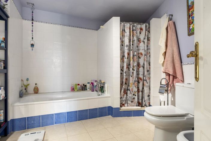 Image No.11-2 Bed Property for sale