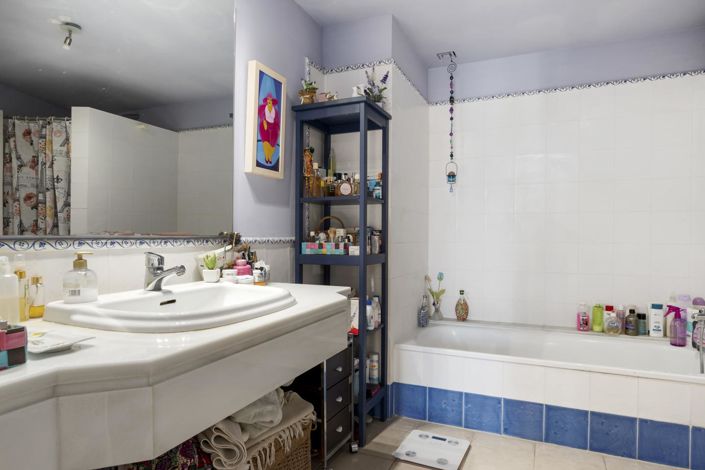 Image No.12-2 Bed Property for sale