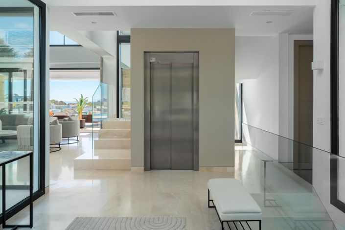 Image No.12-5 Bed Property for sale