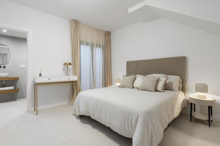 Image No.19-4 Bed Property for sale