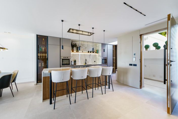 Image No.12-4 Bed Property for sale