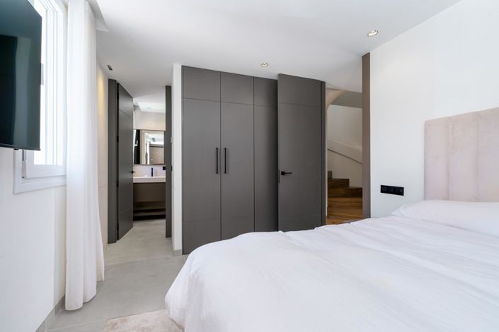 Image No.17-4 Bed Property for sale