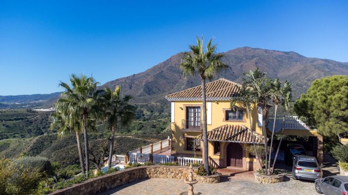 Image No.12-6 Bed Property for sale