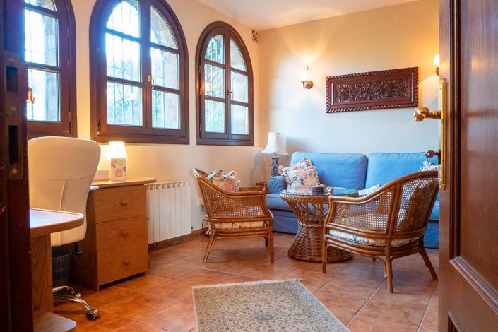 Image No.32-6 Bed Property for sale