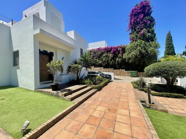 Image No.10-5 Bed Property for sale