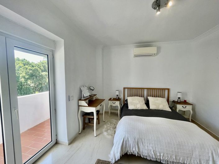 Image No.20-5 Bed Property for sale