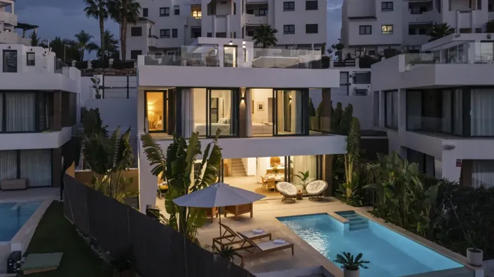 Image No.1-6 Bed Property for sale