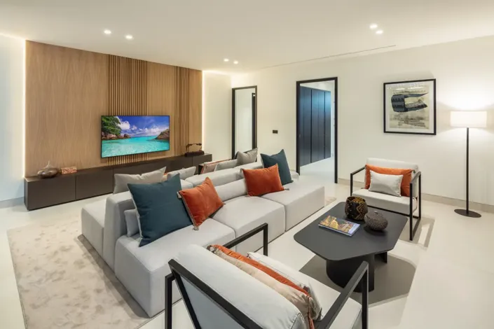 Image No.14-5 Bed Property for sale