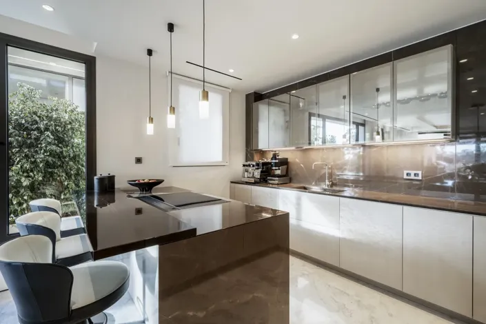 Image No.11-5 Bed Property for sale