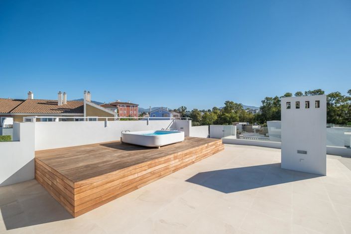 Image No.28-6 Bed Property for sale