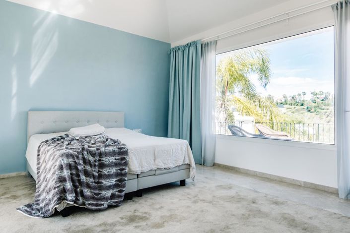 Image No.20-5 Bed Property for sale