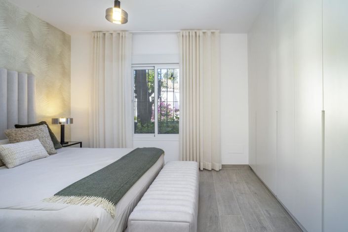 Image No.12-3 Bed Property for sale