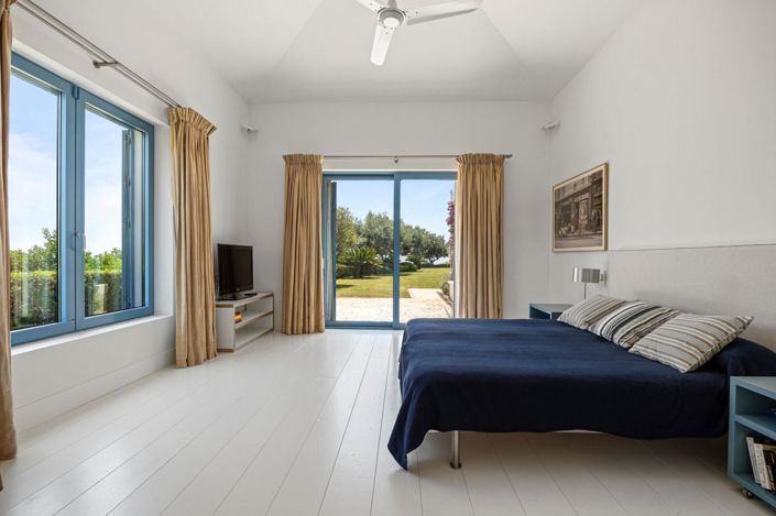 Image No.28-5 Bed Property for sale