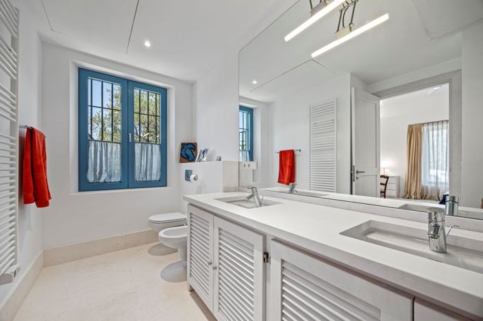 Image No.40-5 Bed Property for sale