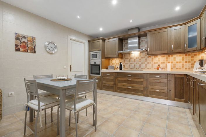 Image No.12-3 Bed Property for sale