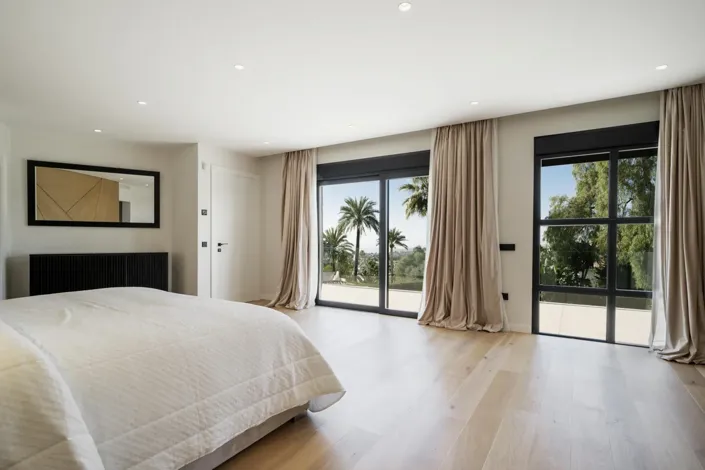 Image No.8-5 Bed Property for sale