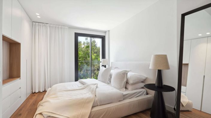 Image No.10-6 Bed Property for sale