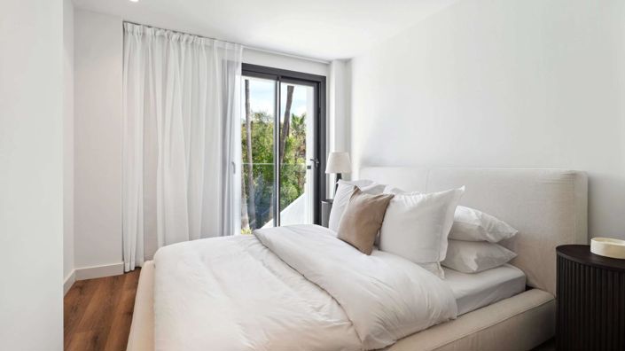 Image No.8-6 Bed Property for sale