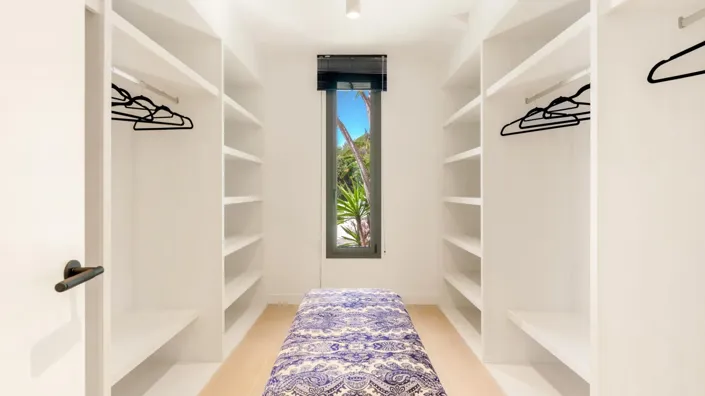 Image No.14-5 Bed Property for sale