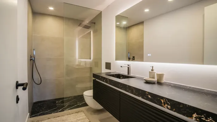 Image No.17-5 Bed Property for sale