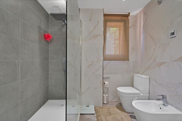 Image No.16-3 Bed Property for sale