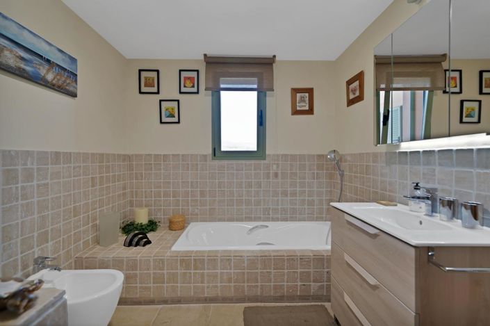 Image No.37-3 Bed Property for sale