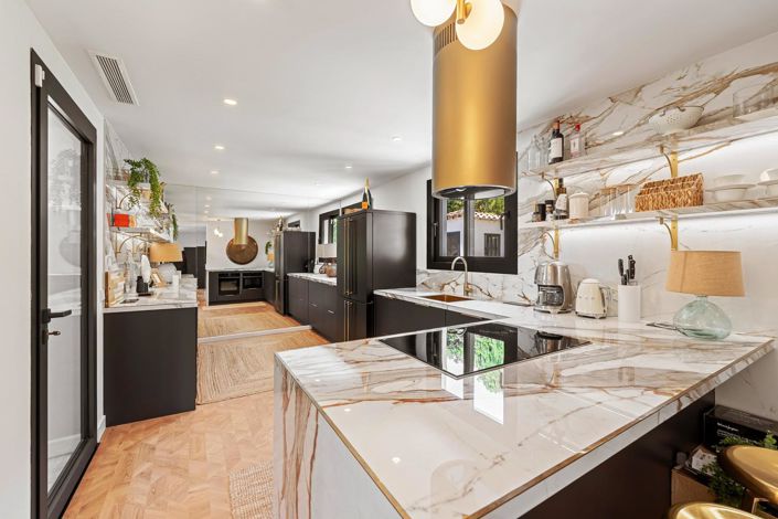 Image No.17-4 Bed Property for sale