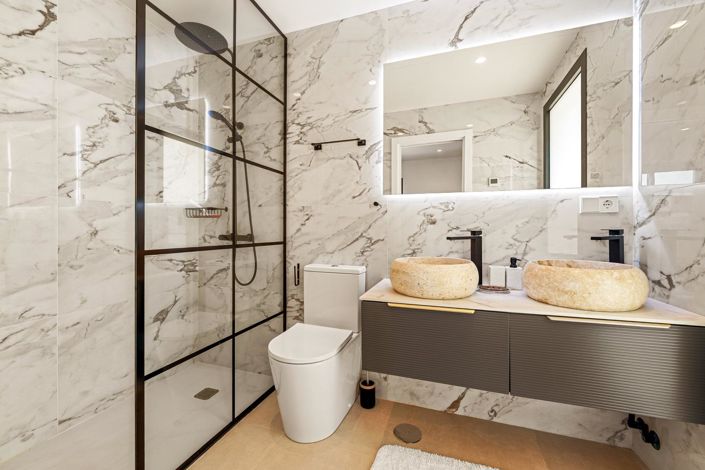 Image No.20-4 Bed Property for sale