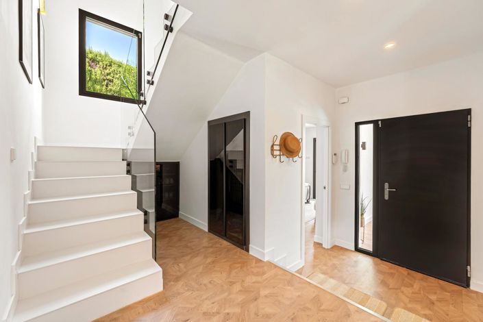 Image No.5-4 Bed Property for sale